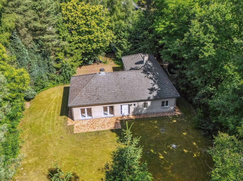 Temidden van de natuur op de residentiële Heikantberg bevindt zich deze interessante villa. Gelegen in een rustige straat op een zuidgeoriënteerd perc
