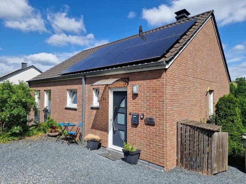 Ruime vrijstaande woning (+- 210m² bewoonbaar, bouwjaar 2011) op een perceel van 24 are, gelegen op de hoogten van Bouillon in een rustige omgeving, m