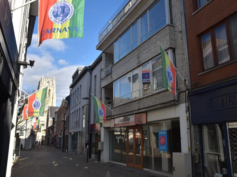 Appartement in centrum Tongeren met volgende eigenschappen:&lt;br /&gt;
° zeer ruime kamers en living&lt;br /&gt;
° diverse winkels in onmiddellijke omgeving&lt;br /