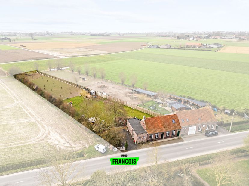 À Roesbrugge (section de Poperinge), cette maison est à vendre. Cette maison semi-détachée est située sur la Waaienburgseweg, et vous êtes à 15 minute