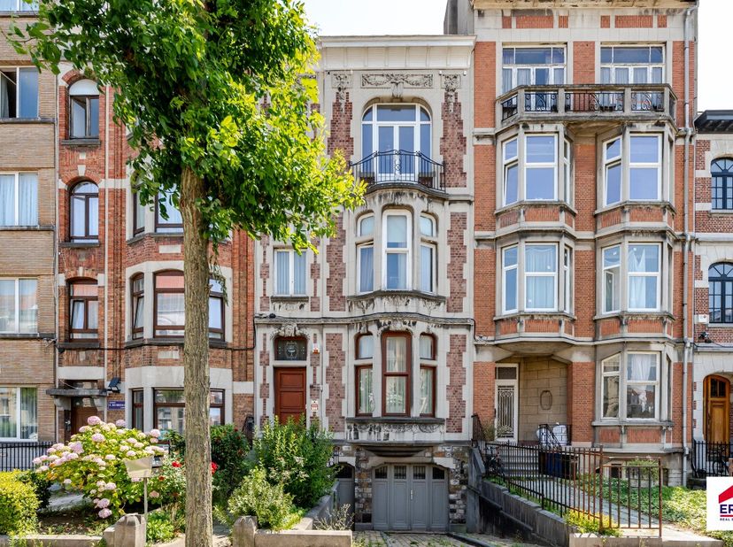 Magnifique maison de maître de style néo-classique datant de 1924, conçue par larchitecte Pierre Netels et reprise à linventaire du patrimoine. Idéale