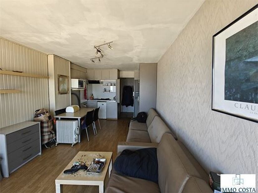 À vendre : studio au 3e étage de la résidence Brazilia, situé sur la digue avec une magnifique vue mer frontale. Ce studio compact représente une bell