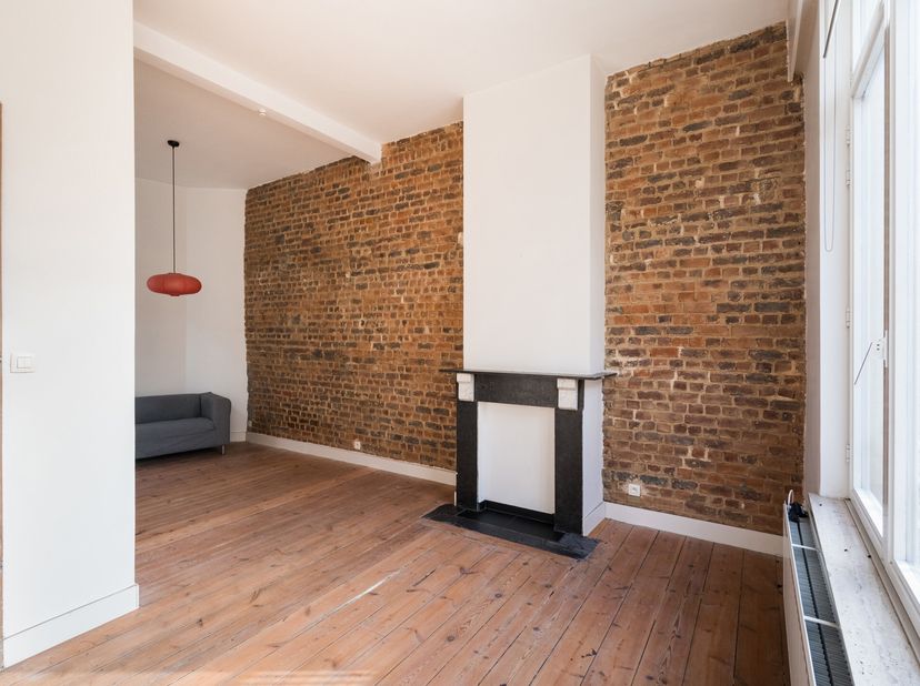 ETTERBEEK, dichtbij het Jourdanplein en het Jubelpark, charmant HUIS (2slk/1bd). Het heeft een totale oppervlakte van 120m², waarvan 90m² bewoonbaar,