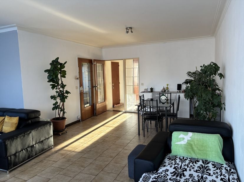 Ruim en licht appartement met terras te koop in een rustige buurt dichtbij de op- en afrit van de E17. &lt;br /&gt;
Het appartement ligt in een woonwijk in