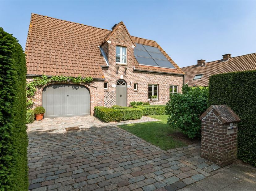 Ontdek deze charmante woning aan de Segershoevestraat, gelegen in een rustige en groene buurt, ideaal voor wie van rust houdt, maar toch snel toegang