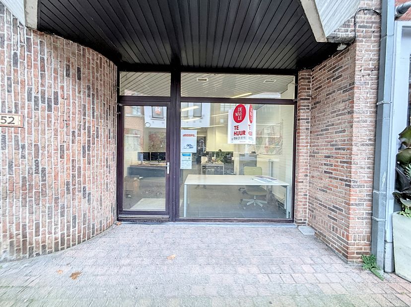 Bureau d&#039;environ 75 m² à louer dans le centre de Menin. Le bâtiment est situé le long d&#039;une route d&#039;accès au centre de Menin et bénéficie donc d&#039;une v