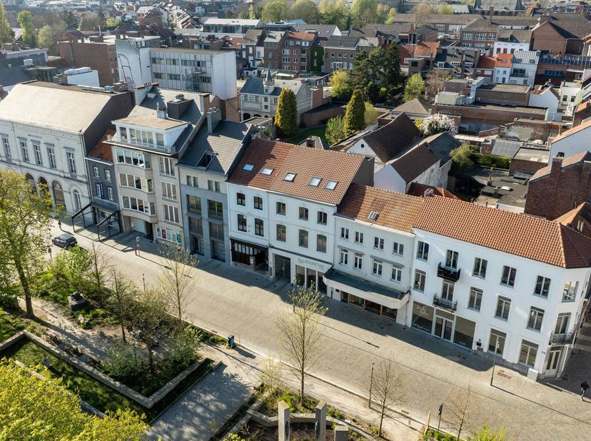 Opbrengsteigendom aan de Grote Markt van Tienen. Residentie &#039;De Zuidkant&#039; is te herkennen aan de smaakvolle gerestaureerde gevels aan straat en binnen