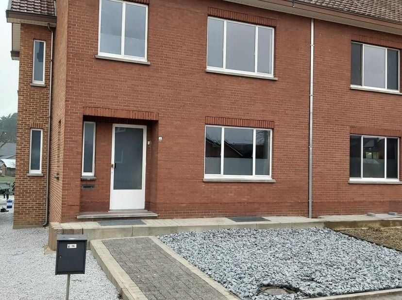 Instapklare woning HOB met tuintje op toplocatie Diepenbeek Centrum.&lt;br /&gt;
Zicht op unieke groene omgeving met dieren doch zeer centrale ligging op wa