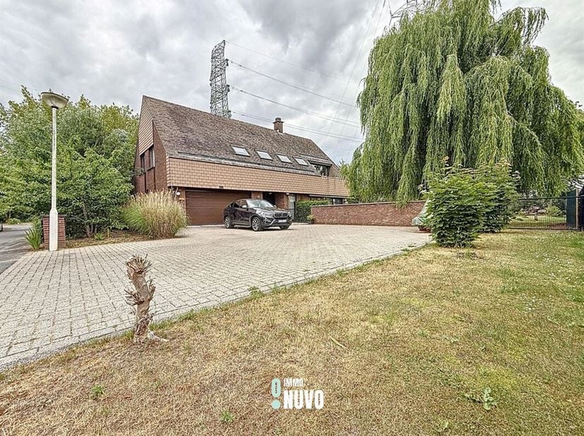 Sur un terrain généreux de pas moins de 1 154 m² se trouve cette maison individuelle de 1989, idéale pour ceux qui recherchent de l&#039;espace, du calme e