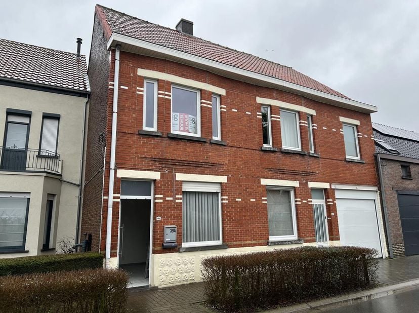 Deze woning is gelegen in de Groenweg te Oosterzele. De woning werd recentelijk voorzien van nieuwe dubbele beglazing, nieuwe Cv ketel (aardgas) en ni