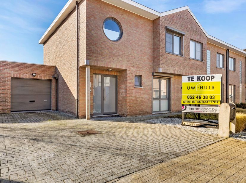 Instapklare halfopen bebouwing in een kindvriendelijke, autoluwe wijk. Deze woning biedt een ruime inkomhal met vestiaire en gastentoilet, een gezelli