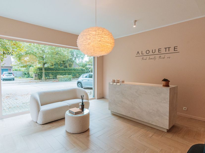 Deze handelsruimte te huur in Aartselaar vinden we terug in de Pierstraat. Deze handelsruimte is 78m² groot en is gelegen dichtbij de A12 wat zorgt vo