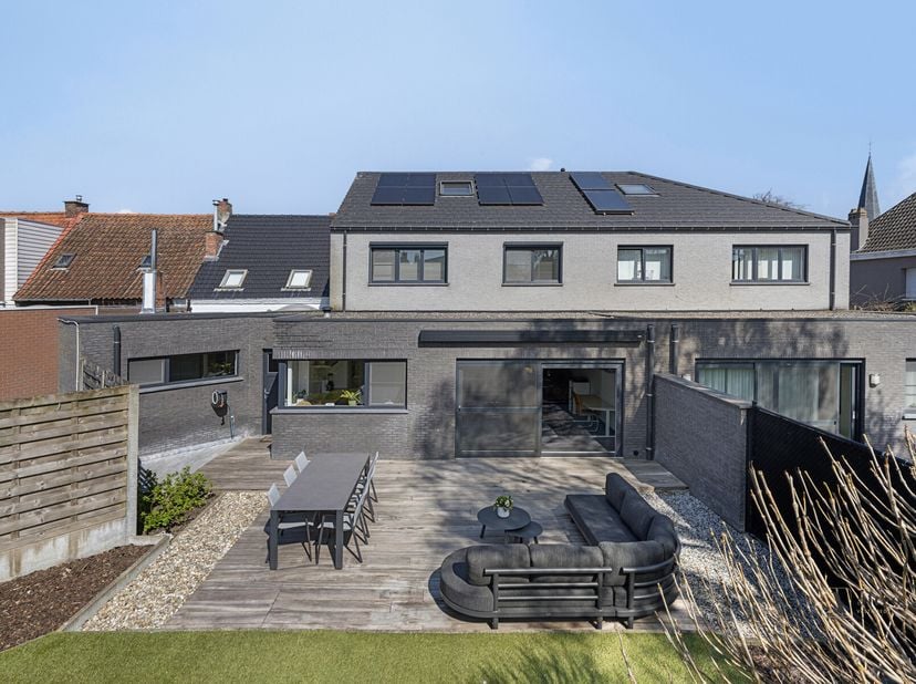 Zonnepanelen en een thuisbatterij&lt;br /&gt;
Instapklaar en hoogwaardig afgewerkt&lt;br /&gt;
Vier volwaardige slaapkamers&lt;br /&gt;
Moderne badkamer en uitgeruste k