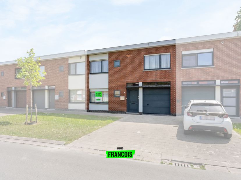 Maison bien entretenue avec ascenseur, garage et cuisine rénovée à proximité du centre de Dixmude&lt;br /&gt;
Située dans un quartier résidentiel calme, à d