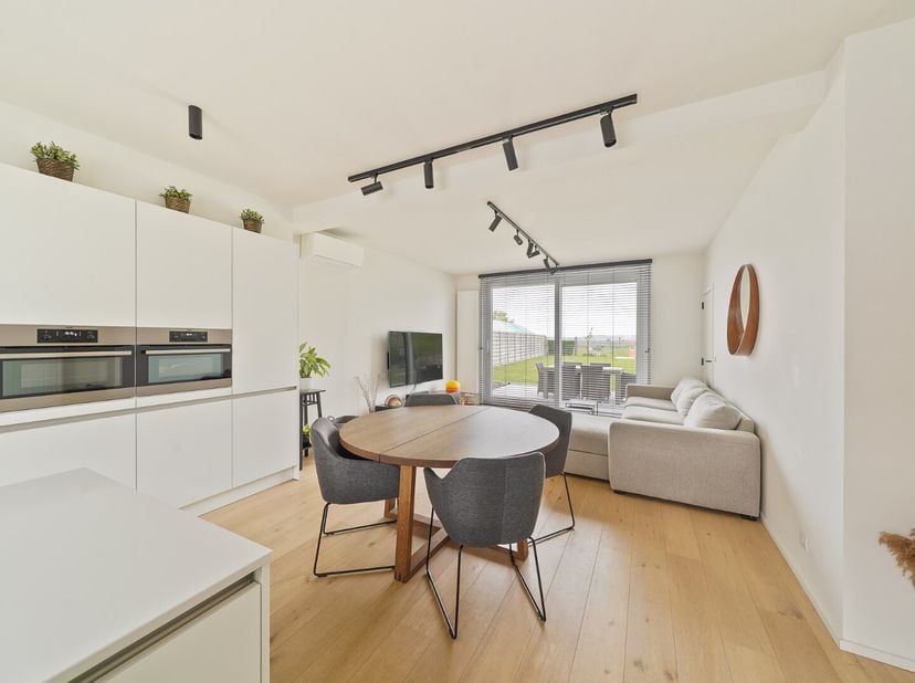 Tussen Oudenburg en Zandvoorde vinden we deze volledig gerenoveerde woning. De woning uit 1938 werd in 2020 met veel zorg en oog voor detail vernieuwd