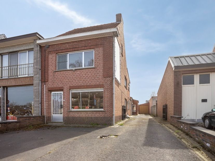Toestand:Gelegen vlakbij winkels, scholen en het centrum van Keerbergen vinden we deze leuke te renoveren woning terug. Achter de gevel schuilt een so