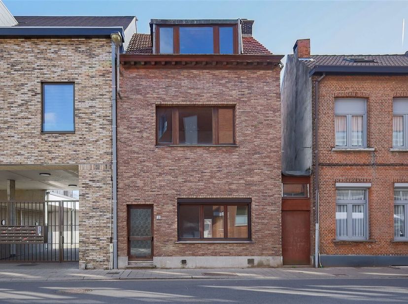 !!IN OPTIE!!Deze ruime woning met 4 slaapkamers en grote tuin is op zoek naar een nieuwe eigenaar!&lt;br /&gt;
Veel lichtinval, zeer ruime slaapkamers, een