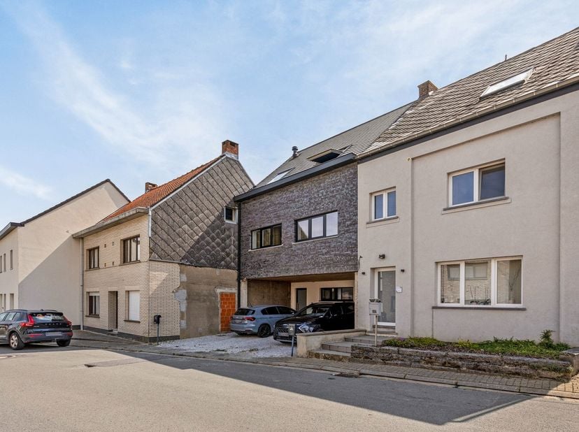 Energiezuinig duplex appartement van 122m² met zonneterras van 23m² te Kerksken. Private inkomhal gelijkvloers. Eerste verdiep met traphal, toilet, le