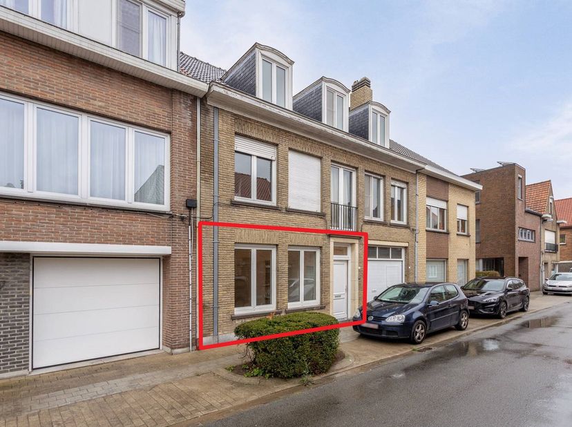 Appartement au rez-de-chaussée le long de l&#039;Oude Hoogweg avec 2 chambres, un espace de vie lumineux et un grand jardin privé (413 m2) avec terrasse. C