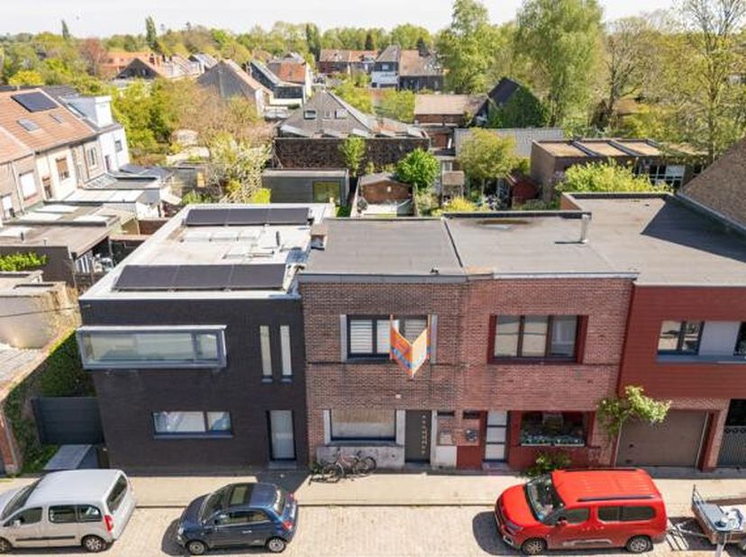 Welkom in een van de betoverendste straten van Sint-Amandsberg, waar de ambiance een warm welkom biedt aan iedere passant. Hier, op slechts enkele fie