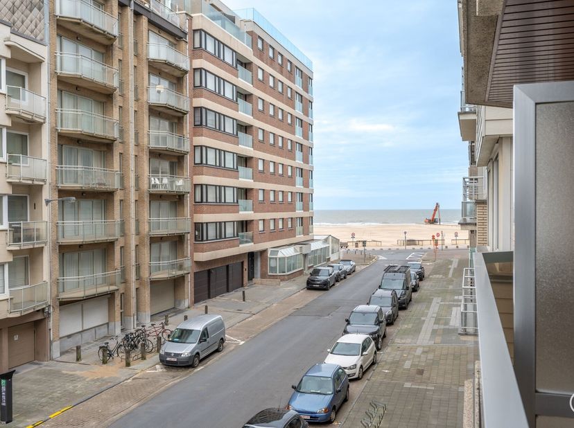 Dit prachtige appartement met zijdelings zeezicht heeft alles wat u nodig heeft voor een ontspannen verblijf aan de Belgische kust.&lt;br /&gt;
Indeling:&lt;br