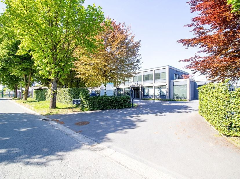 IDEAL : Pharmaceutique - Production compléments alimentaires - Composants électroniques- ...| Nivelles : à l&#039;entrée du zoning sud | BUREAUX (98m²) + A