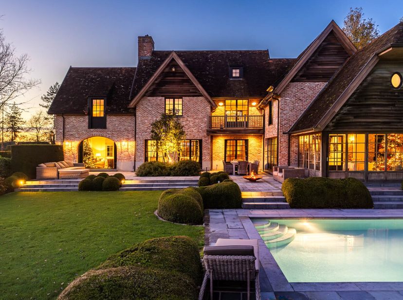 In het pittoreske Melsen ligt deze exclusieve villa, een unieke combinatie van landelijke charme en hedendaagse luxe. Gelegen op een zuidwestelijk geo
