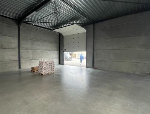                                         Magazijn zonder bureel te huur in Temse, € 1.900

