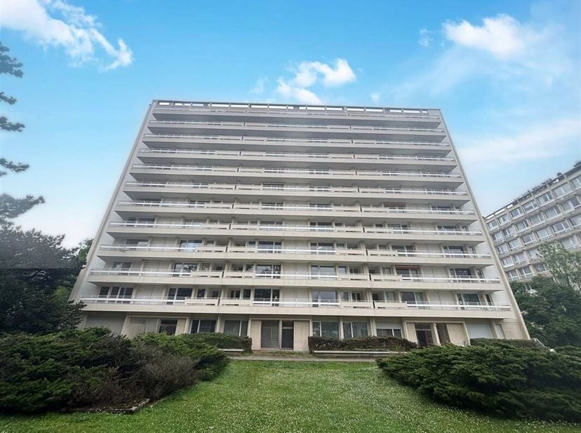 Lumineux appartement de +/- 116 m2 avec un excellent PEB B- &lt;br /&gt;
Hall d&#039;entrée avec vestiaire et wc séparé, un spacieux living de 29 m2 avec une gra