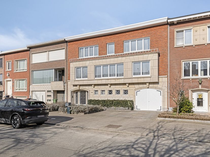 Personne n&#039;échappe à cette maison avec jusqu&#039;à 12 beaux mètres de largeur de façade! &lt;br /&gt;
caractère complet&lt;br /&gt;
éléments authentiques&lt;br /&gt;
Cette