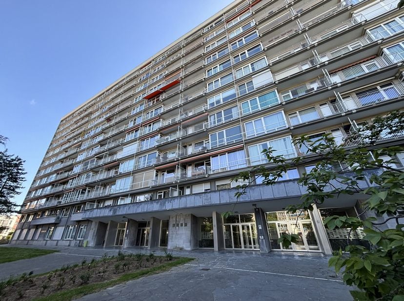 AUDERGHEM -- QUARTIER CHANT D&#039;OISEAU : Lumineux appartement de +/- 95m² (selon PEB) entièrement rénové en 2014 dans un quartier calme et verdoyant. Il