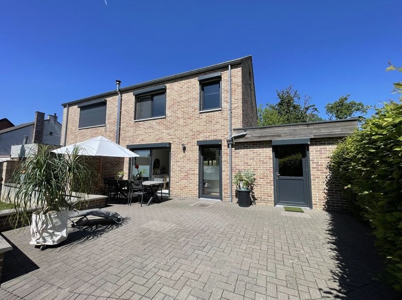 Deze smaakvol ingerichte gezinswoning is landelijk en rustig gelegen in een doodlopende straat, op wandelafstand van allerlei faciliteiten zoals apoth