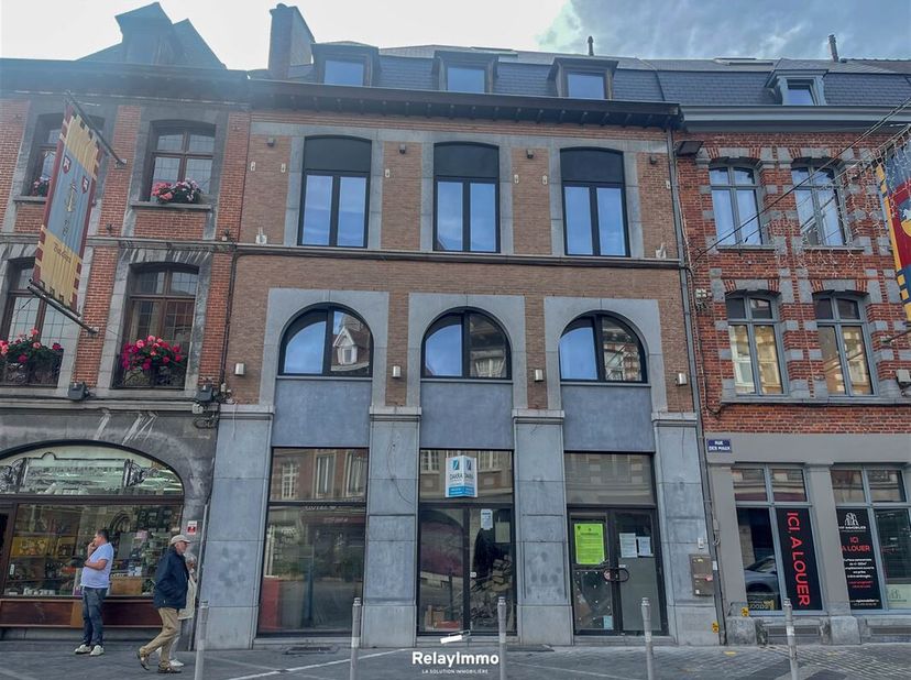 Superbe surface commerciale de 195 m2. Situation idéale sur la Grand Place de Tournai ! &lt;br /&gt;
Loyer de 2.800 euros par mois hors précompte immobilier