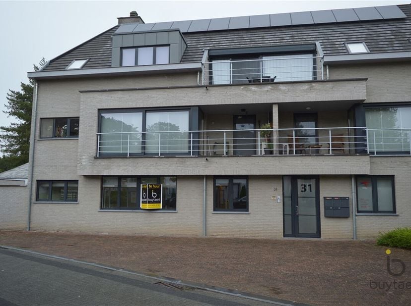Gelijkvloers appartement met 2 slaapkamers en ruime tuin met terras!&lt;br /&gt;
INDELING: Via de inkomhal bereikt u de lichte leefruimte met weids uitzicht