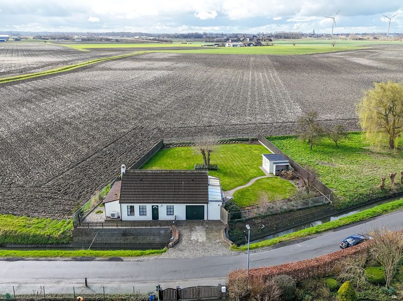 Op een ruim perceel van 1265 m² vinden we deze instapklare en landelijk gelegen woning.&lt;br /&gt;
Binnenin wordt u verwelkomd in een lichtrijke leefruimte