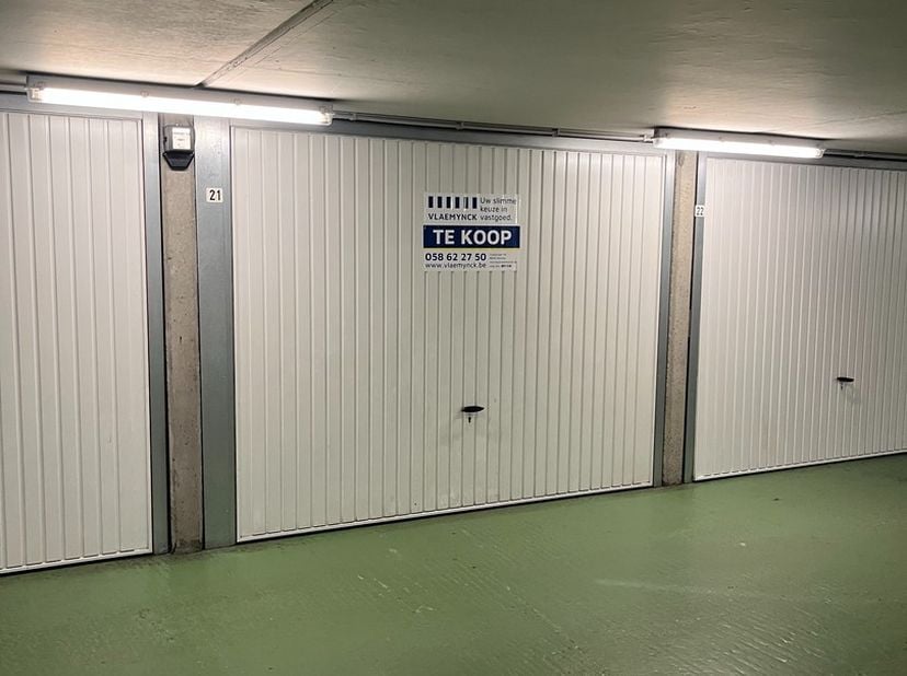 Onder de Sint-Denisplaats vinden we deze afgesloten garagebox terug. &lt;br /&gt;
&lt;br /&gt;
Afmetingen: 5,5 m x 2,9 m&lt;br /&gt;
&lt;br /&gt;
Contacteer ons voor meer inf