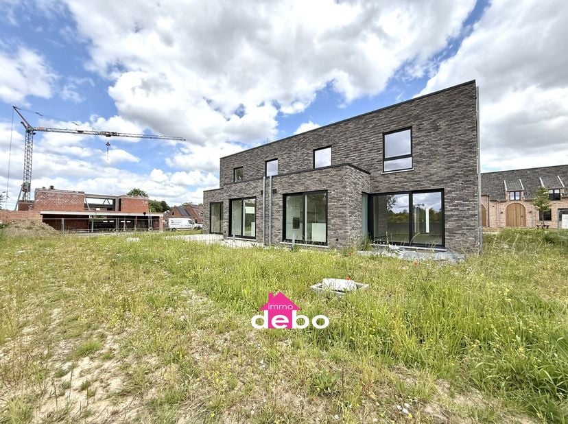In een rustige en aangename woonwijk in Marke bevindt zich deze recente nieuwbouwwoning, afgewerkt met oog voor detail en comfort. Deze eigentijdse wo