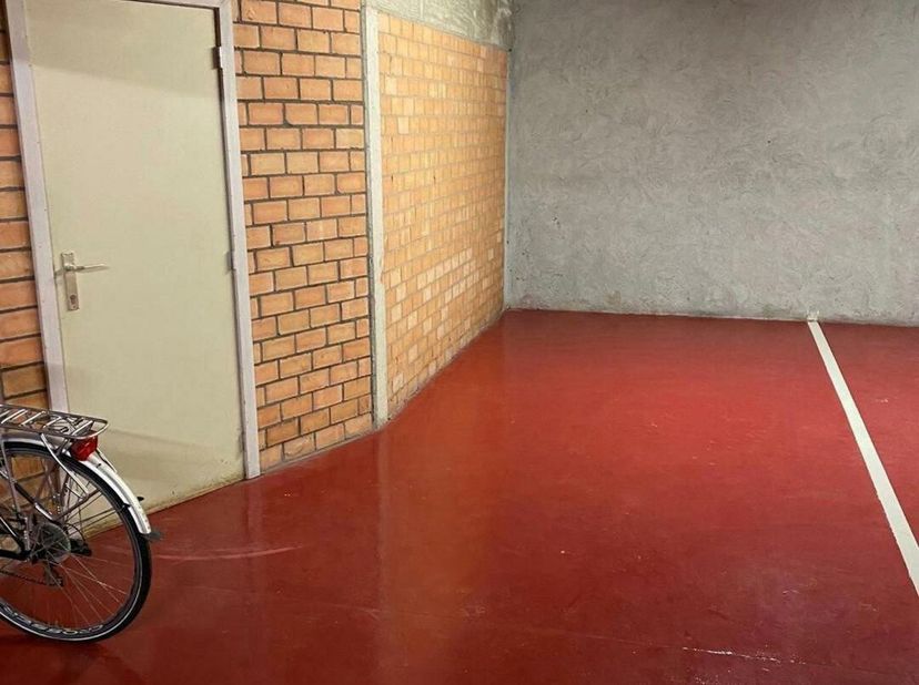 Binnen staanplaats in een villa-residentie thv Obumex en de minigolf te Kustlaan Zoute.&lt;br /&gt;
Aan de garage is een private kelder/berging gekoppeld di