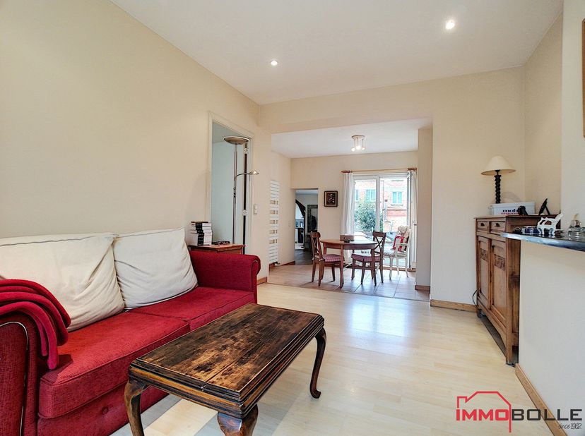 Place Keym, à proximité du métro Beaulieu et de toutes les facilités, bel appartement de +/- 80m² (selon CPEB) situé au 1er étage d&#039;un petit immeuble