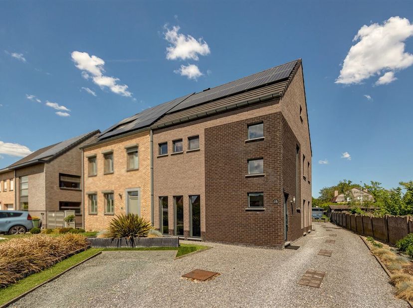 Welkom in deze prachtige woning nabij het centrum van Heist-op-den-Berg. Met zijn royale woonoppervlakte biedt deze woning ruimte en comfort voor het