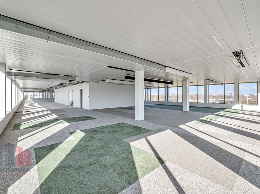 Cet espace de bureaux de 1905 m² est situé au deuxième et troisième étage et fait partie du complexe de bureaux de haute qualité « Atmos », composé de