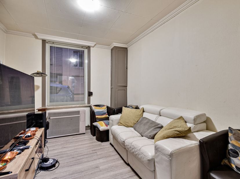 Woning in de rij klaar om te bewonen zoekt nieuwe eigenaars!&lt;br /&gt;
Indeling:&lt;br /&gt;
*Gelijkvloers: inkomhal, leefruimte, keuken, badkamer met toilet en