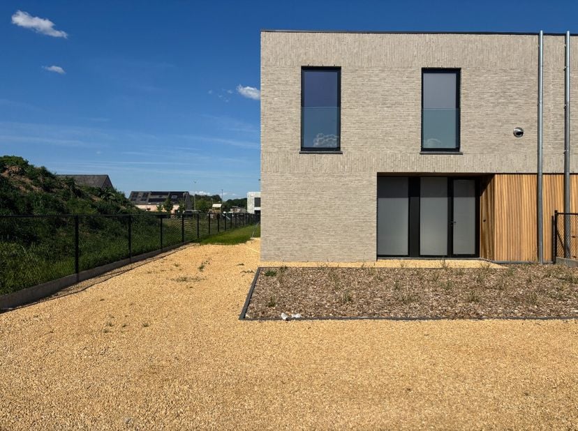 Halfopen nieuwbouwwoning met 3 slaapkamers en ruime tuin in Lummen. Voor meer info ga naar https://www.era.be/nl/te-huur/lummen/huis/nieuwbouwwoning-m