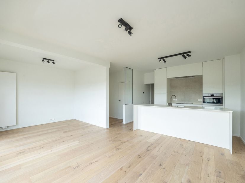 Op deze toplocatie in Lint vinden we dit uiterst zorgvuldig gerenoveerd appartement, gelegen in een rustige straat maar in de onmiddellijke nabijheid