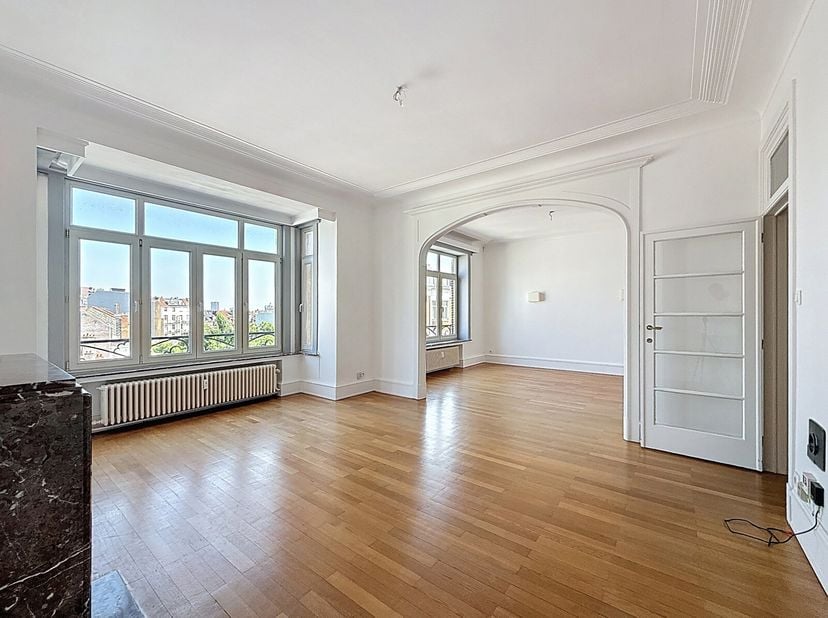 CONTACT : Quentin 0473 83 59 95 - quentin@bytheway.be - By The Way presenteert dit prachtige appartement op de 4e verdieping met lift in een gebouw ui