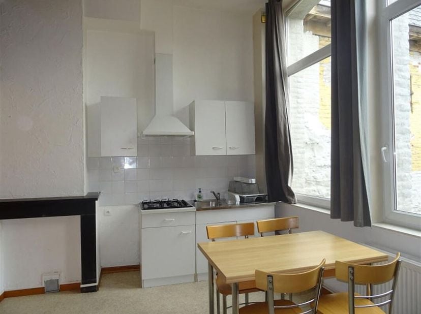 Tournai, en centre-ville, studio exclusivement pour étudiant. Situé au 1er étage sans ascenseur, il se compose d&#039;un séjour avec kitchenette de 25,71 m