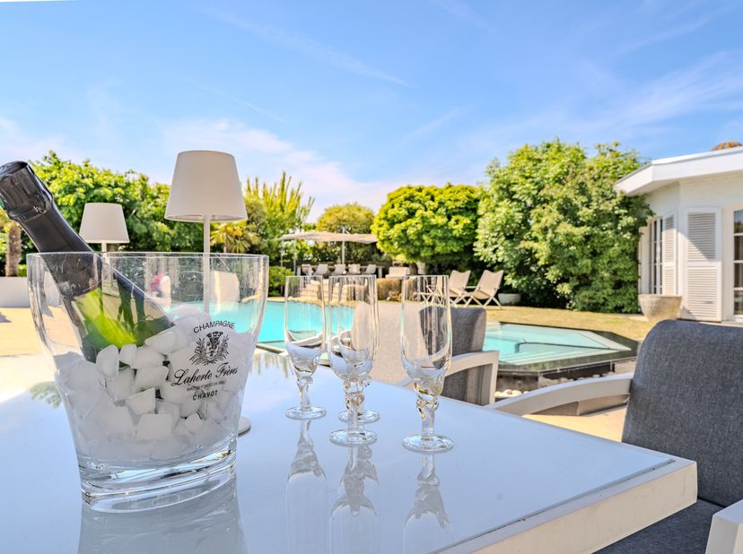 Cette belle villa à vendre est située le long de la célèbre Spalaan, au cur de Mariakerke, sur un terrain de 1 296 m²! &lt;br /&gt;
Ici, vous pouvez profite