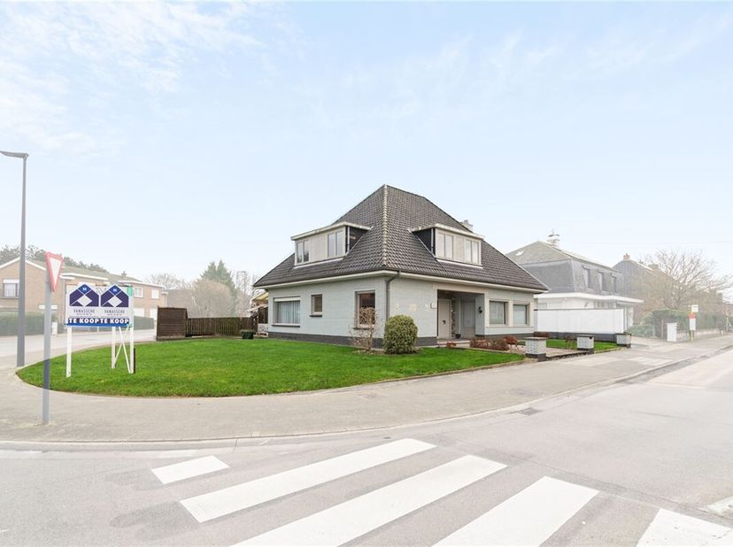Ontdek deze prachtige woning in Kuurne, een ruime gezinswoning met een royale bewoonbare oppervlakte van 310m² en een grondoppervlakte van 619m². Deze