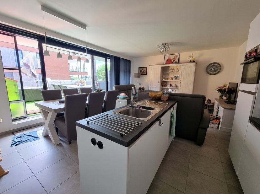 Prachtig energiezuinig appartement met een opp. van 93m² + een zuidgericht terras van 21m², gelegen in res. &#039;ROOS&#039;, in het centrum van Lummen, met een