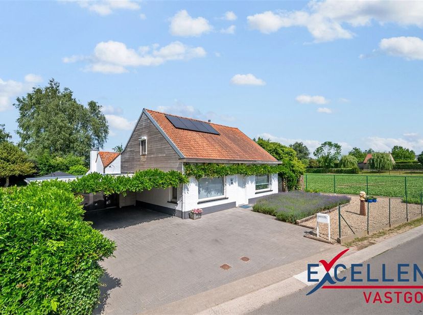 Deze charmante woning biedt een unieke combinatie van rust en ruimte, gelegen op een perceel van maar liefst 1176m². Omgeven door weelderige natuur, i